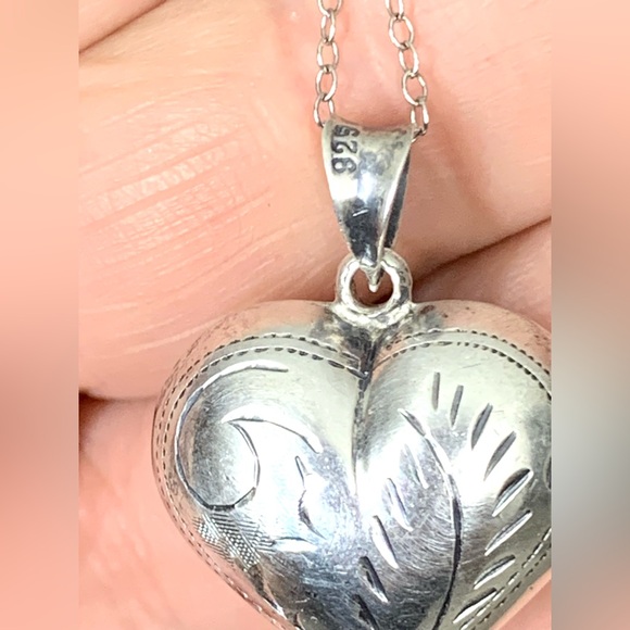 Vintage 925 Sterling Silver Etched Heart Pendant Necklace - Picture 9 of 16